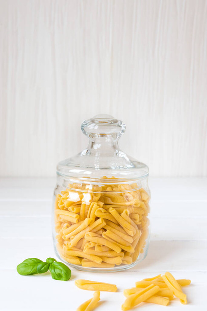 Ungekochte italienische Pasta casarecce in einem Glas - Foto, Bild