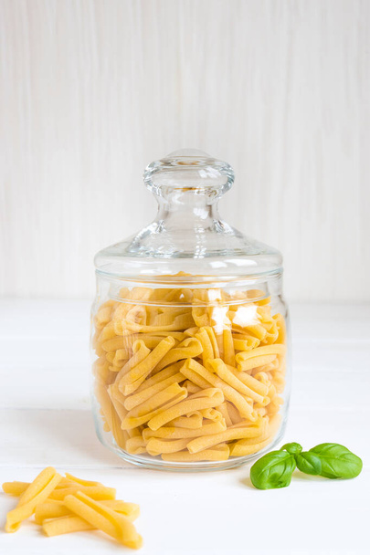 Ungekochte italienische Pasta casarecce in einem Glas - Foto, Bild