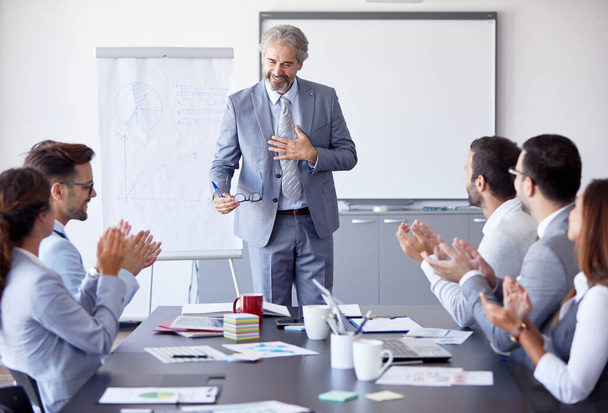 Empresário sênior fazendo um discurso por um quadro branco durante uma reunião de negócios de conferência em um escritório. Conceito de negócio - Foto, Imagem