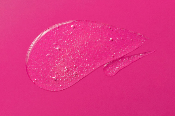 Smear valkoista geeliä kupliva rakenne, näyttää kosmeettisia drop.Jelly rakenne antibakteerinen liquid.Bright vaaleanpunainen tausta kopioi tilaa, mainos banneri. - Valokuva, kuva