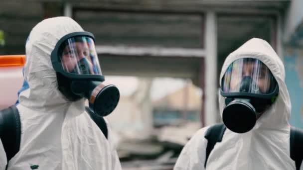 Trabajadores de brigada de desinfección hablan contra edificio en ruinas - Metraje, vídeo