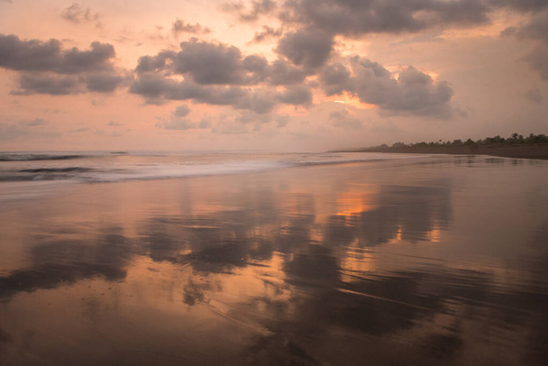 Puesta de sol en las playas de Pandagaran en Java, Indonesia. - Foto, imagen