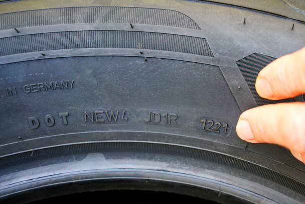 タイヤ生産の週及び年の指定と新しいタイヤの側面図 - 写真・画像