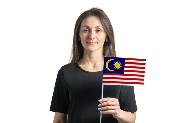 Счастливая молодая белая девушка с флагом Малайзии на белом фоне. - Фото, изображение