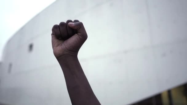 Поднятый кулак - сжатый кулак афроамериканцев, демонстрирующий поддержку на протесте против черных жизней (BLM). - close up - Кадры, видео