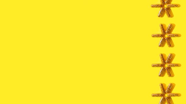 Гомеопатические таблетки, капсулы с пчелиной пыльцой на ярко-желтом фоне. Естественное средство от простуды и гриппа, для здоровья. Шаблон. Горизонтально. копировальное пространство. - Фото, изображение