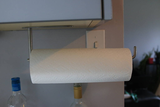 photo de stock d'un porte-serviette en papier dans la cuisine - Photo, image