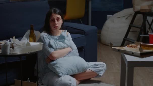 Mujer decepcionada, frustrada, enferma sosteniendo almohada mirando perdida en la cámara - Imágenes, Vídeo