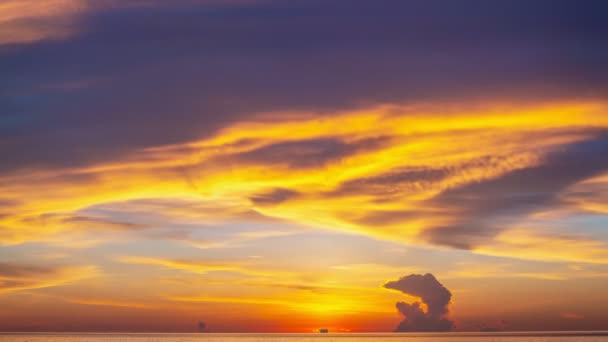 4K Zaman Hızlandırması Majestic Sunset ya da Gündoğumu İnanılmaz doğa bulutları gökyüzü ve bulutlar sürükleniyor 4K renkli günbatımı ışığı dramatik bulutlar altın saat - Video, Çekim