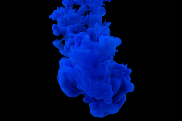 explosión de pintura acrílica azul en agua clara. Fondo negro - Foto, Imagen