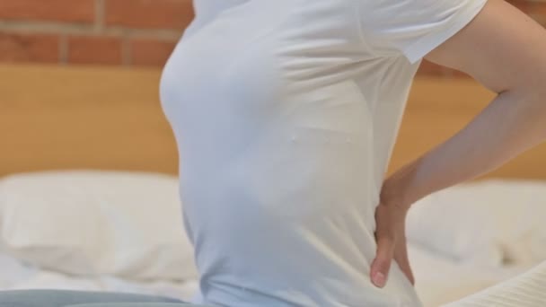 Κοντινό πλάνο της νεαρής Ινδής που έχει πόνο στην πλάτη στο κρεβάτι  - Πλάνα, βίντεο