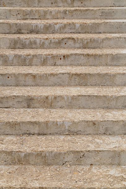 podstawa schodów po ustawieniu cementu - frontalny widok z pełną ramą - Zdjęcie, obraz