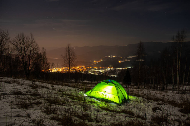 Yaremche yakınlarında kış ormanında sarı çadır - Fotoğraf, Görsel