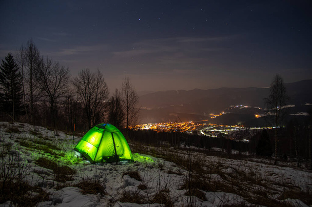 Tenda gialla nella foresta invernale di notte vicino a Yaremche - Foto, immagini