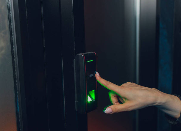 Detailní záběr ženského prstu zadávajícího heslo na chytrý digitální dotykový zámek vstupních dveří na klávesnici před pokojem. Vlastní přihlášení, Moderní zabezpečení, Dočasné kódy. - Fotografie, Obrázek