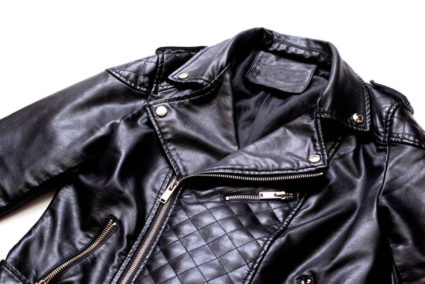 Černá kožená bunda izolované na bílém pozadí zblízka - Fotografie, Obrázek