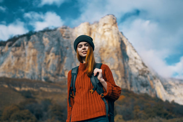 山の風景の中で自然界の女性ハイカー - 写真・画像
