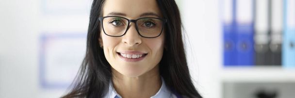 Ritratto di medico sorridente con occhiali nello studio medico - Foto, immagini