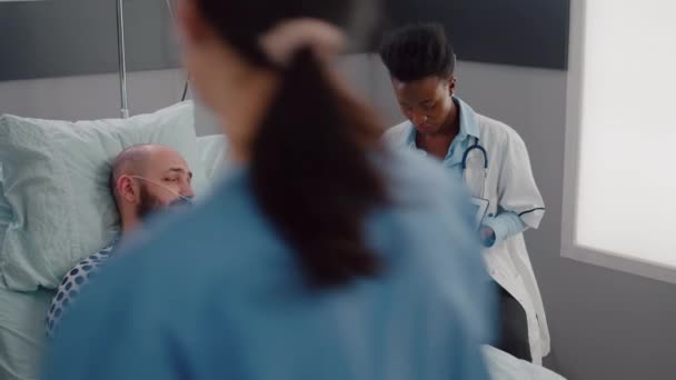 Specjalista chirurg czarny kobieta lekarz wyjaśniający diagnozę choroby - Materiał filmowy, wideo