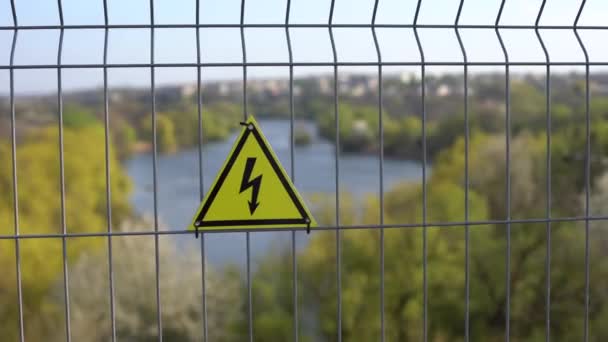 Señal de advertencia alto voltaje peligro para la vida - Metraje, vídeo