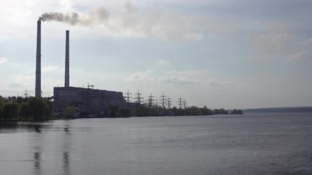 Vue panoramique de la centrale électrique Lukomlskaya Gres. Cheminées avec fumée de centrale électrique. Problème écologique. Concept de pollution environnementale. - Séquence, vidéo