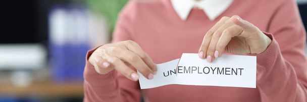 Mulher rasga inscrição desemprego no escritório close-up - Foto, Imagem