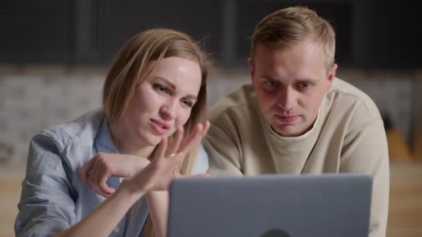Genç çift hafta sonunu internette dizüstü bilgisayar kullanarak mutfakta geçirir, siparişleri çevrimiçi yapmak hakkında tartışır, e-ticaret hizmetlerinden kolay satın almanın keyfini çıkarır, internetteki yenileme fikirlerini araştırır - Video, Çekim