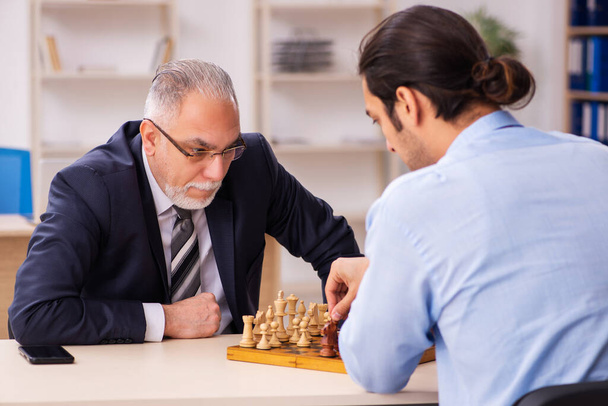 Два бізнесмени грають в шахи в офісі
 - Фото, зображення