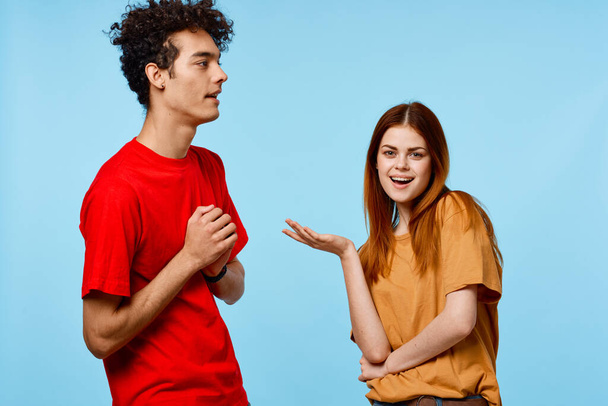 jovem casal alegre em camisetas multicoloridas corte vista estúdio moda - Foto, Imagem
