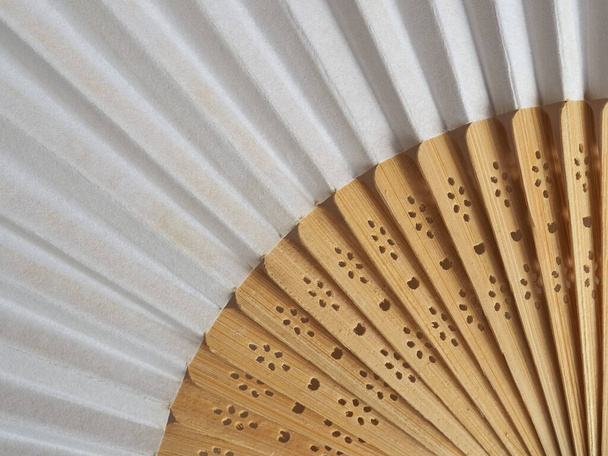 abanico de mano tradicional japonés o chino de papel y madera - Foto, imagen