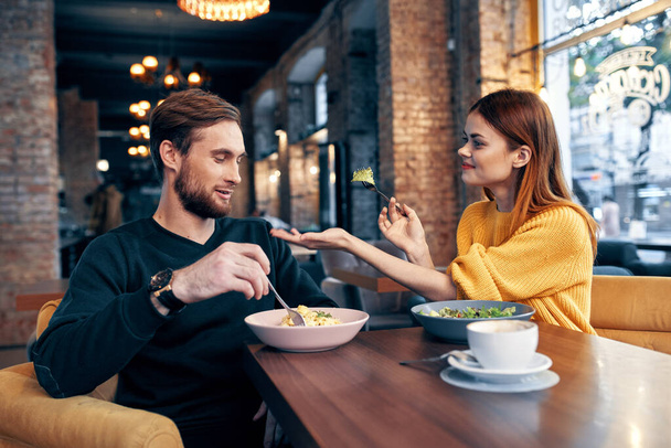 alegre jovem casal comunicação restaurante lazer estilo de vida - Foto, Imagem