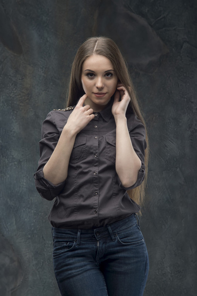 Woman half length on dark background - Foto, Bild