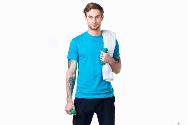 homem desportivo em azul t-shirt toalha nos ombros treino fitness - Foto, Imagem
