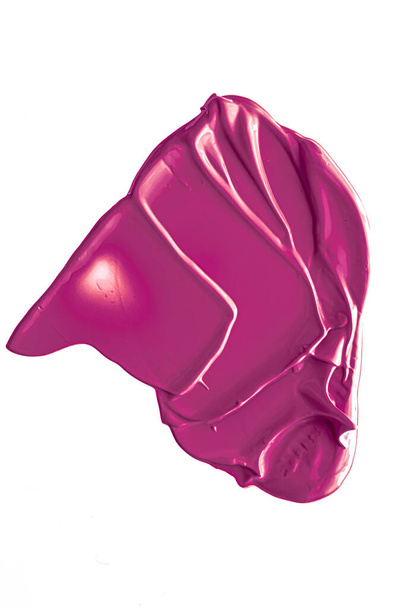 Фиолетовая красота косметической текстуры изолированы на белом фоне, смазанный мазок макияжа эмульсии крема или основания пятна, косметические средства и мазки краски - Фото, изображение