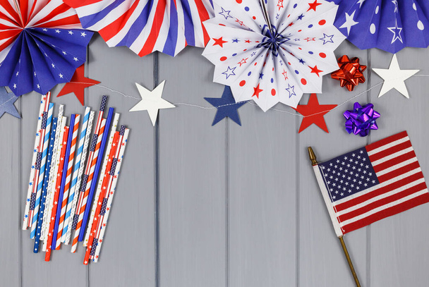 Награды ко дню независимости США 4 июля, флаг, свечи, соломинки, бумажные фанаты. Праздничные украшения США на сером фоне, вид сверху, плоский уголок - Фото, изображение