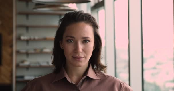 Succesvolle onafhankelijke zakenvrouw glimlachend kijkend naar de camera - Video
