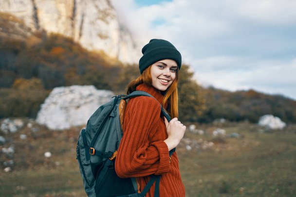 vrolijk vrouw wandelaar rugzak wandeling vakantie vrijheid bergen - Foto, afbeelding