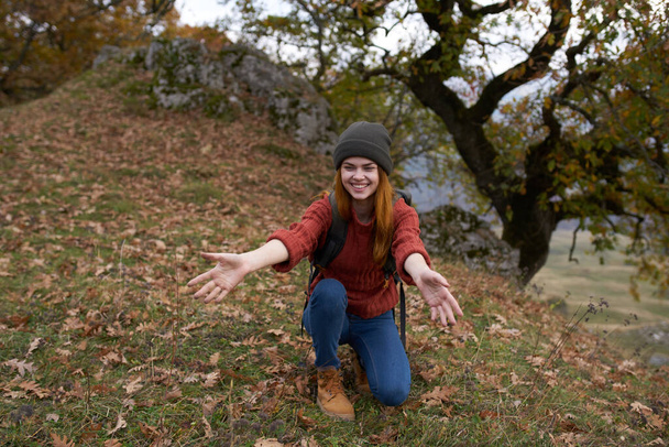Doğadaki kadın turist köpek sonbahar ormanı yolculuğunun yanında - Fotoğraf, Görsel