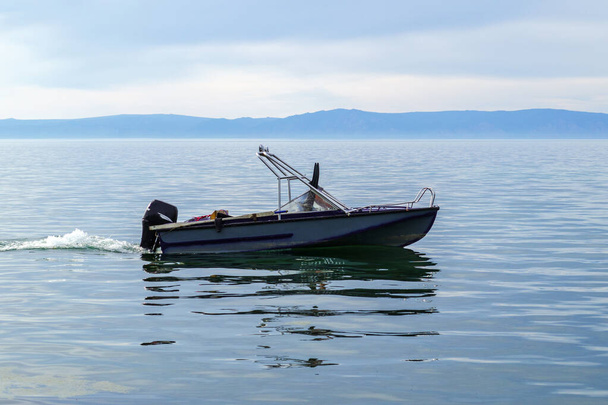 barco a motor en un lago sin gente - Foto, imagen