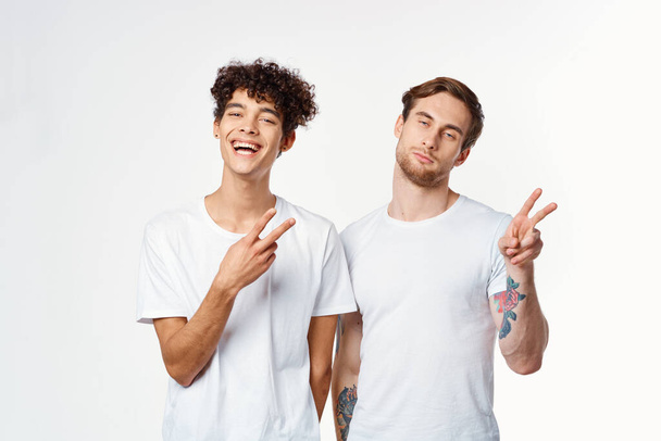 kaksi miestä seisoo vieressä puhdas t-paitoja tunteita viestintä studio - Valokuva, kuva