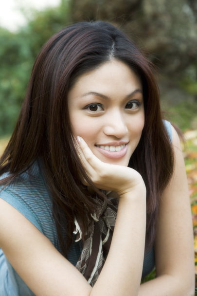Un ritratto di una bella ragazza asiatica in un parco
 - Foto, immagini