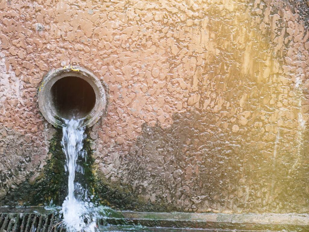 Kanalizasyon borusu duvarın yanında.. - Fotoğraf, Görsel