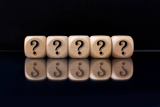 Punto interrogativo su cubi di legno su fondo nero con riflessione. FAQ Frequenza delle domande, Risposta Concetti - Foto, immagini