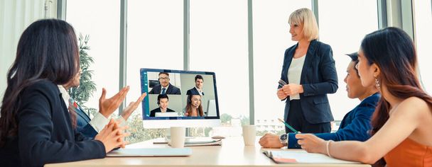 Video chiamata di gruppo uomini d'affari si incontrano sul posto di lavoro virtuale o in ufficio remoto - Foto, immagini