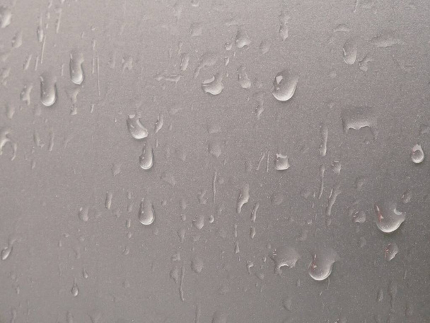 La pluie tombe sur le verre de la voiture quand il pleut. - Photo, image