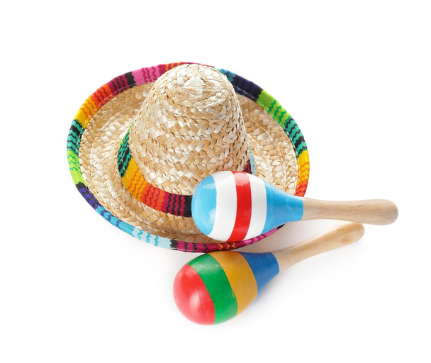 Mexikanischer Sombrero mit Maracas auf weißem Hintergrund - Foto, Bild