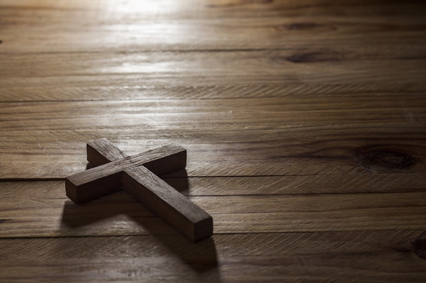 Хрест над дерев'яним столом
 - Фото, зображення
