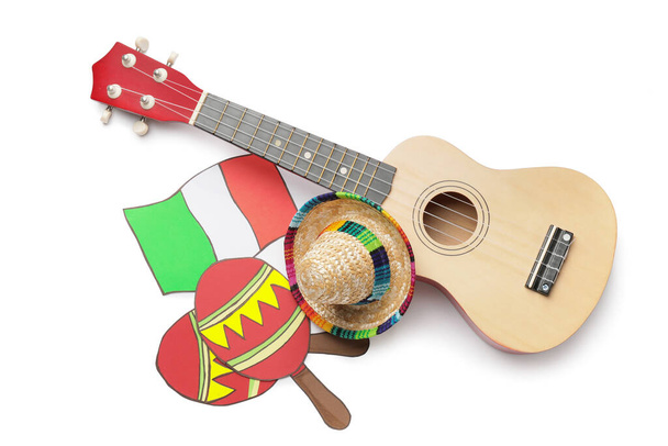 Meksykańskie sombrero, gitara, wyciągnięta flaga i marakasy na białym tle - Zdjęcie, obraz