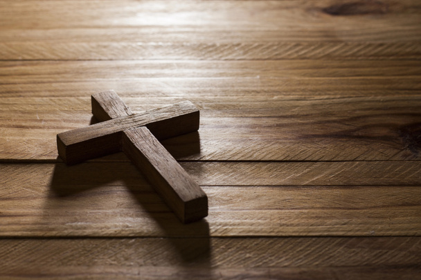 Cruz sobre mesa de madeira
 - Foto, Imagem