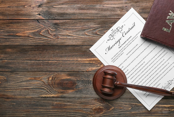 Брачный договор с молотком судьи и книга на деревянном фоне - Фото, изображение